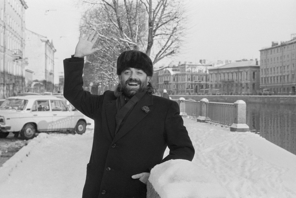    Ленинград. 1986 год. Демис Руссос на набережной реки Фонтанки фотохроника ТАСС.