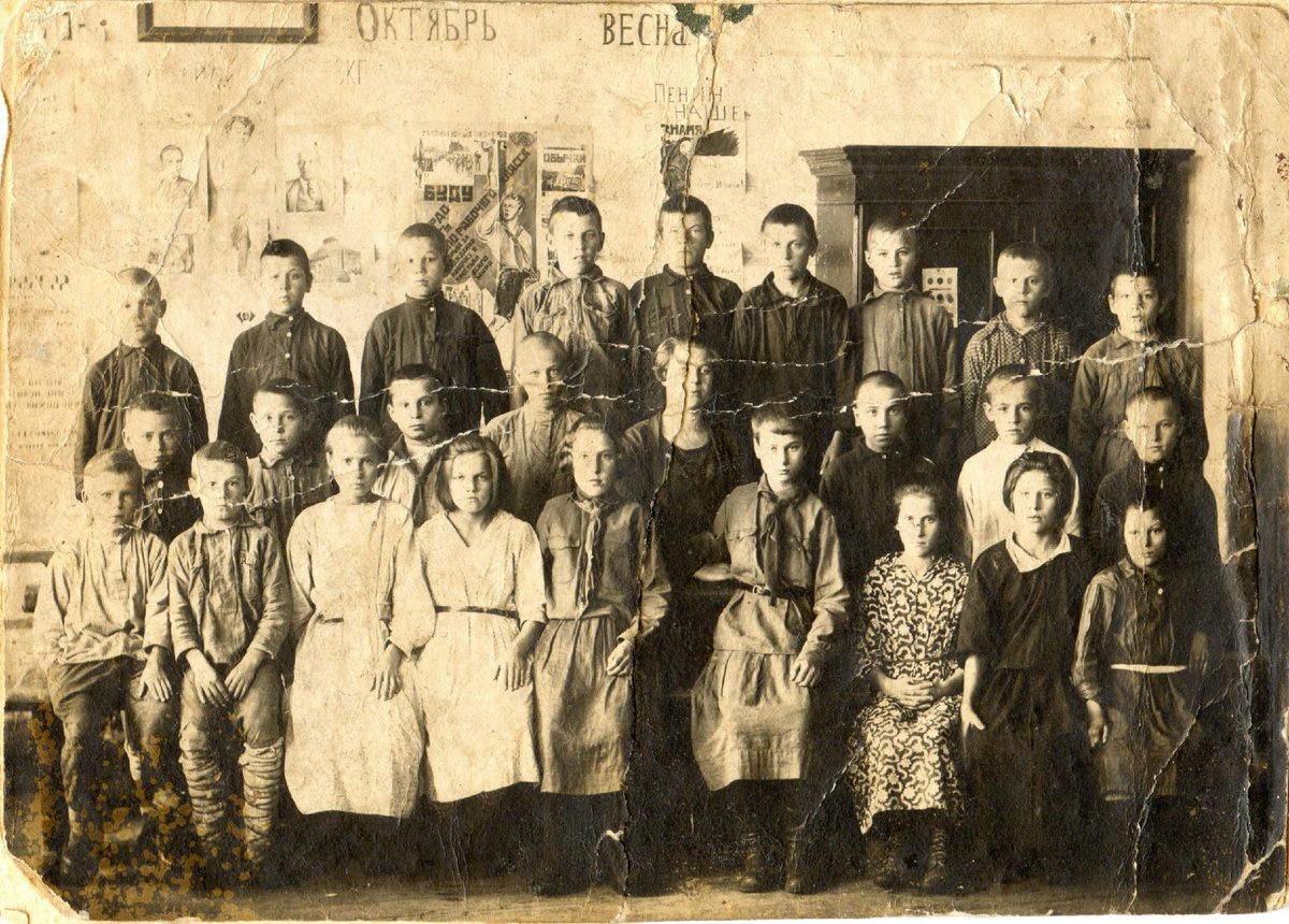 С.Смоляков (верхний ряд, справа) Уч. 3 кл. Георгиевской школы, 1920-е гг.