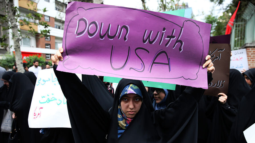 Антиамериканский митинг перед зданием бывшего посольства США в иранском Тегеране, 9 мая 2018 года / Vahid Salemi/AP   📷