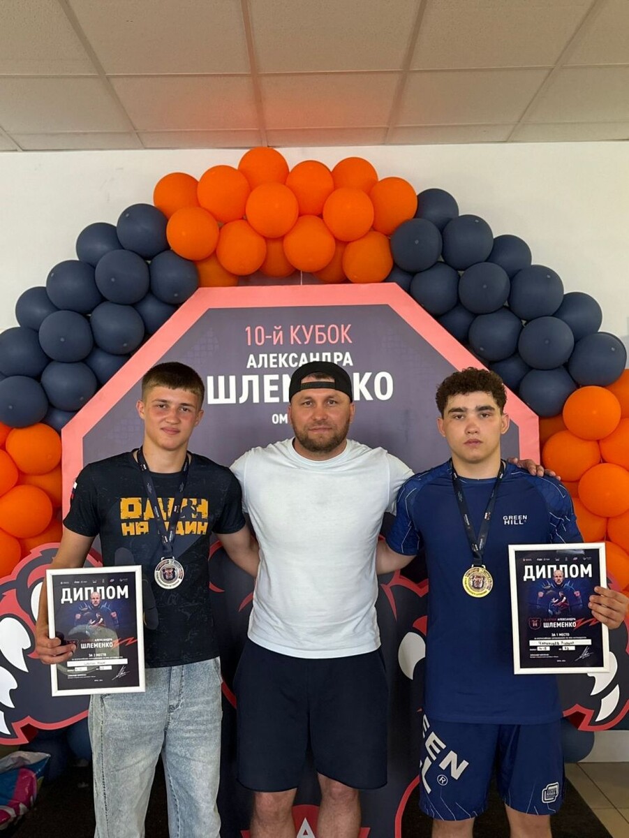    Кирилл Чаринцев и Макар Шалгин с руководителем Федерации ММА Алтайского края Денисом Канаковым. Фото: Федерация ММА Алтайского края