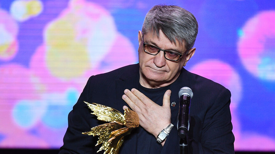 Режиссер Александр Сокуров, ставший лауреатом в номинации «Честь и достоинство» имени Эльдара Рязанова, на церемонии вручения кинопремии «Ника» в театре имени Моссовета в Москве, март 2017 года / Владимир Астапкович/РИА «Новости»   📷