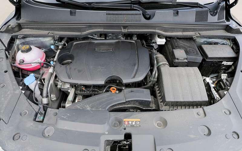 Belgee X50+. Алюминиевый турбомотор BHE15‑EFZ создан в содружестве с Volvo. У него прямой впрыск, цепной привод ГРМ и фазорегуляторы на обоих распредвалах.Belgee X50+, Haval Jolion, Changan CS35 Max тест
📷
