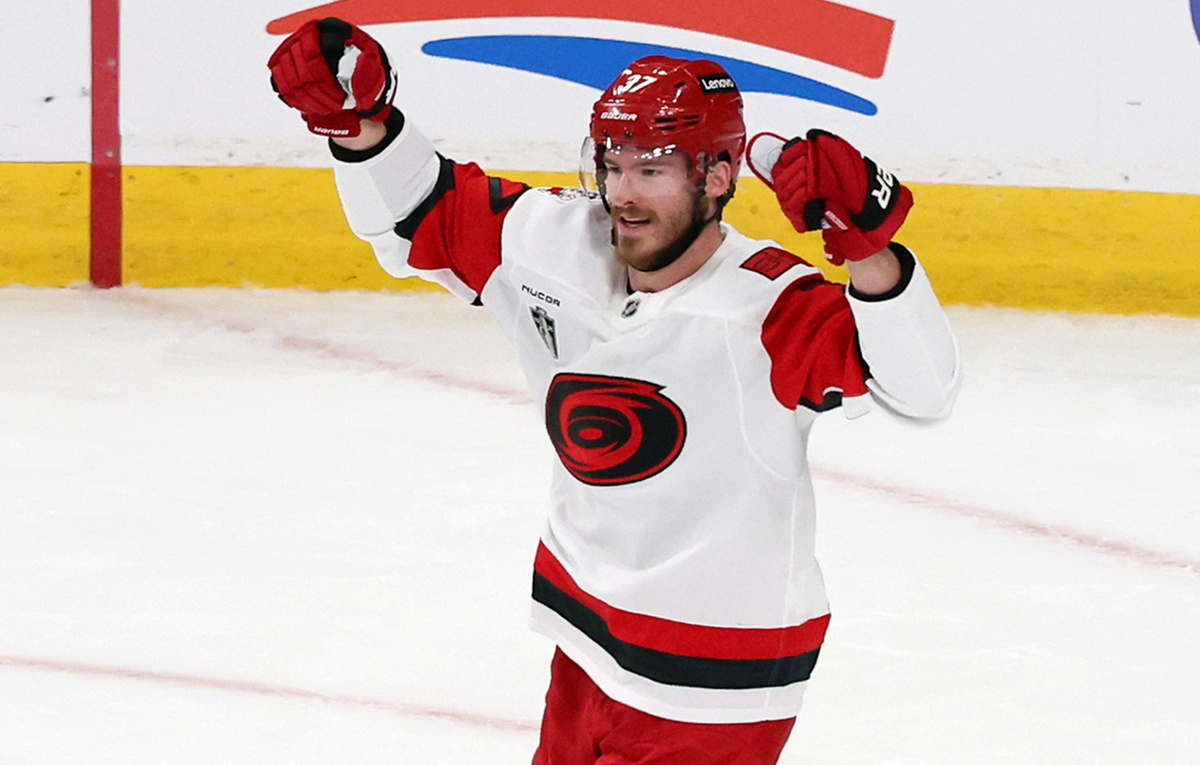    Форвард "Каролины" Андрей Свечников  Ethan Miller/Getty Images