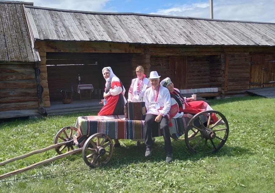 Сибирские сето в народных костюмах
Источник: vk.ru/club236689448