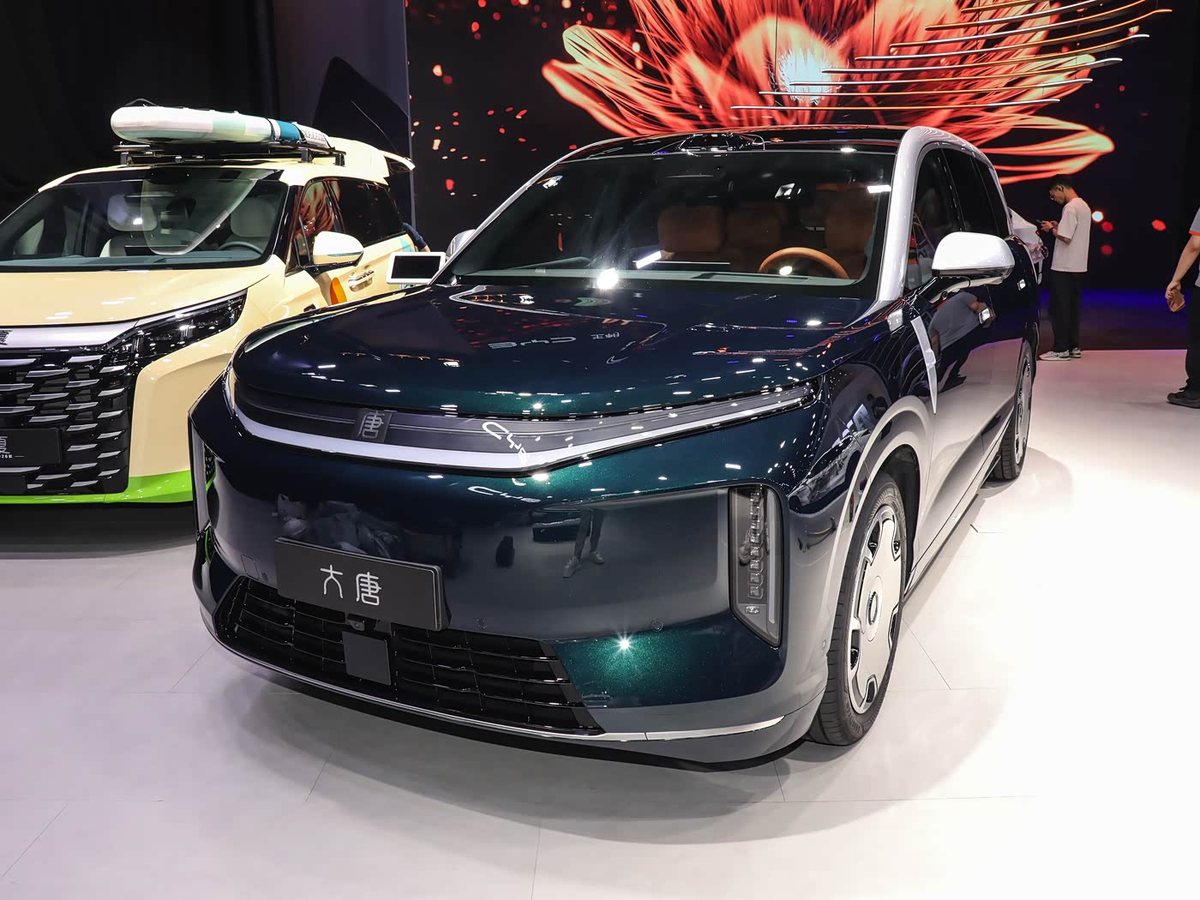 Новый трехрядный кроссовер BYD Datang выходит на рынок