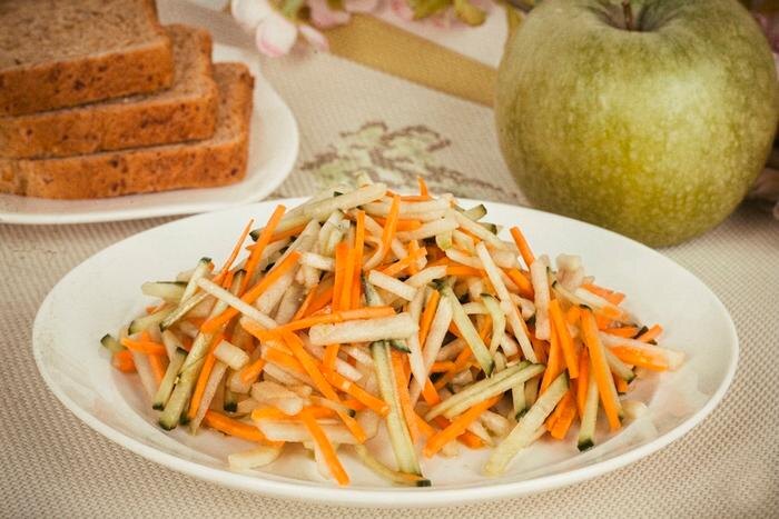 Вкус советского лета: блюда и напитки пионерских лагерей. Фото © Shutterstock / FOTODOM / Ekaterina Bratova, © Gemini Nano Banana