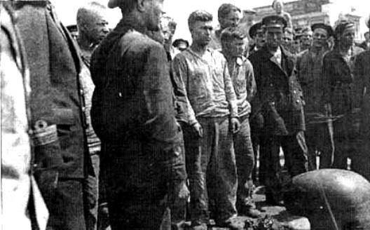 Пленные советские моряки с лидера ЭМ "Москва", погибшего 26 июня 1941 г. близ Констанцы.
