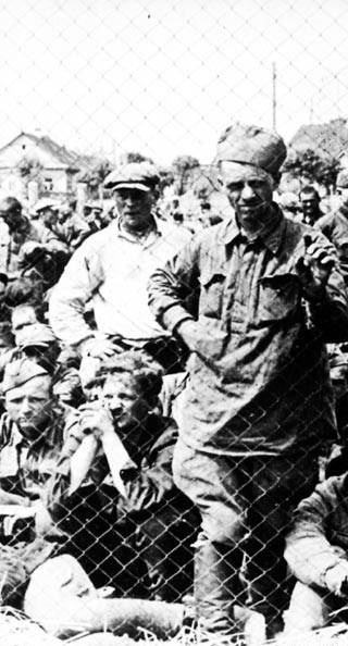 Пленные красноармейцы в лагере №6 Калафат в Румынии, 1941.