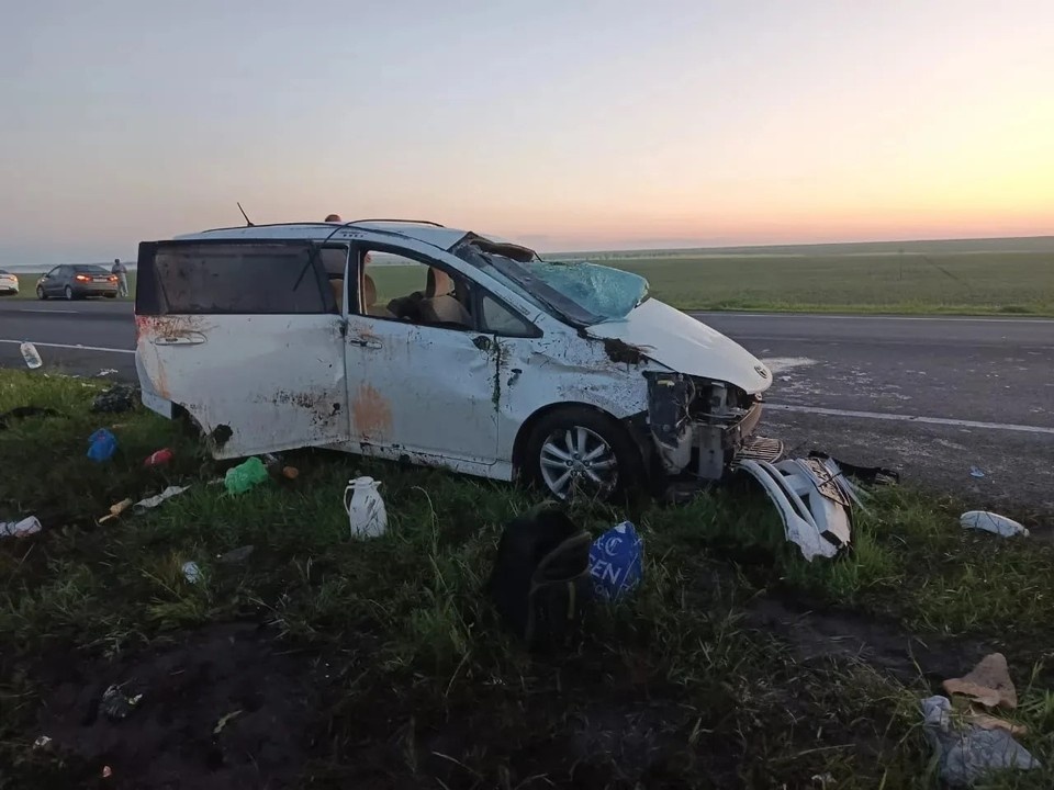    В Алексеевском районе столкнулись легковушка Toyota и фура Shacman. Фото:ГКУ СО «Центр по делам ГО, ПБ и ЧС»