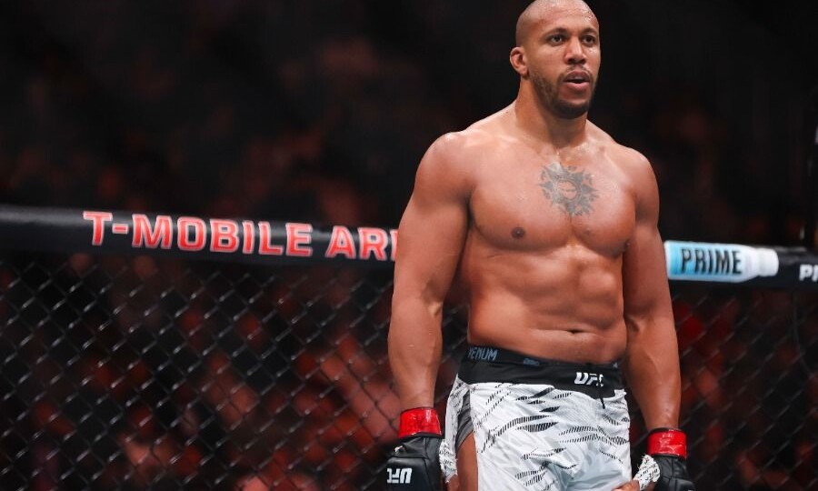 Ган досрочно победил Перейру в бою за временный пояс UFC