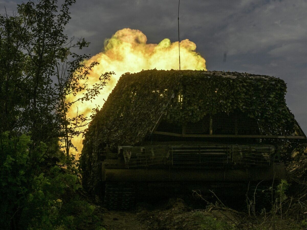   Танк Т-80БВМ ведет огонь в зоне проведения СВО | © РИА Новости / Евгений Биятов