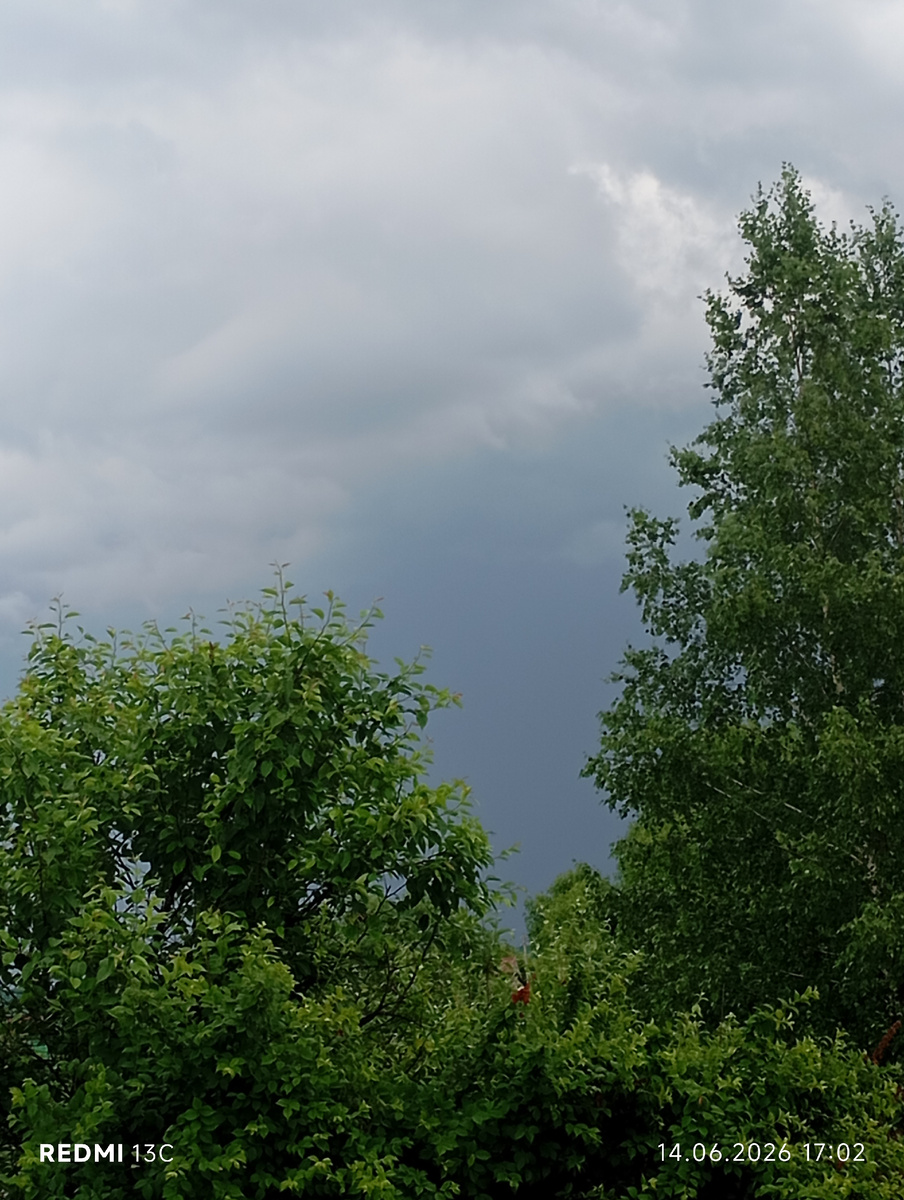 Вот такое грозовое небо нависло со вчерашнего вечера над нами.
