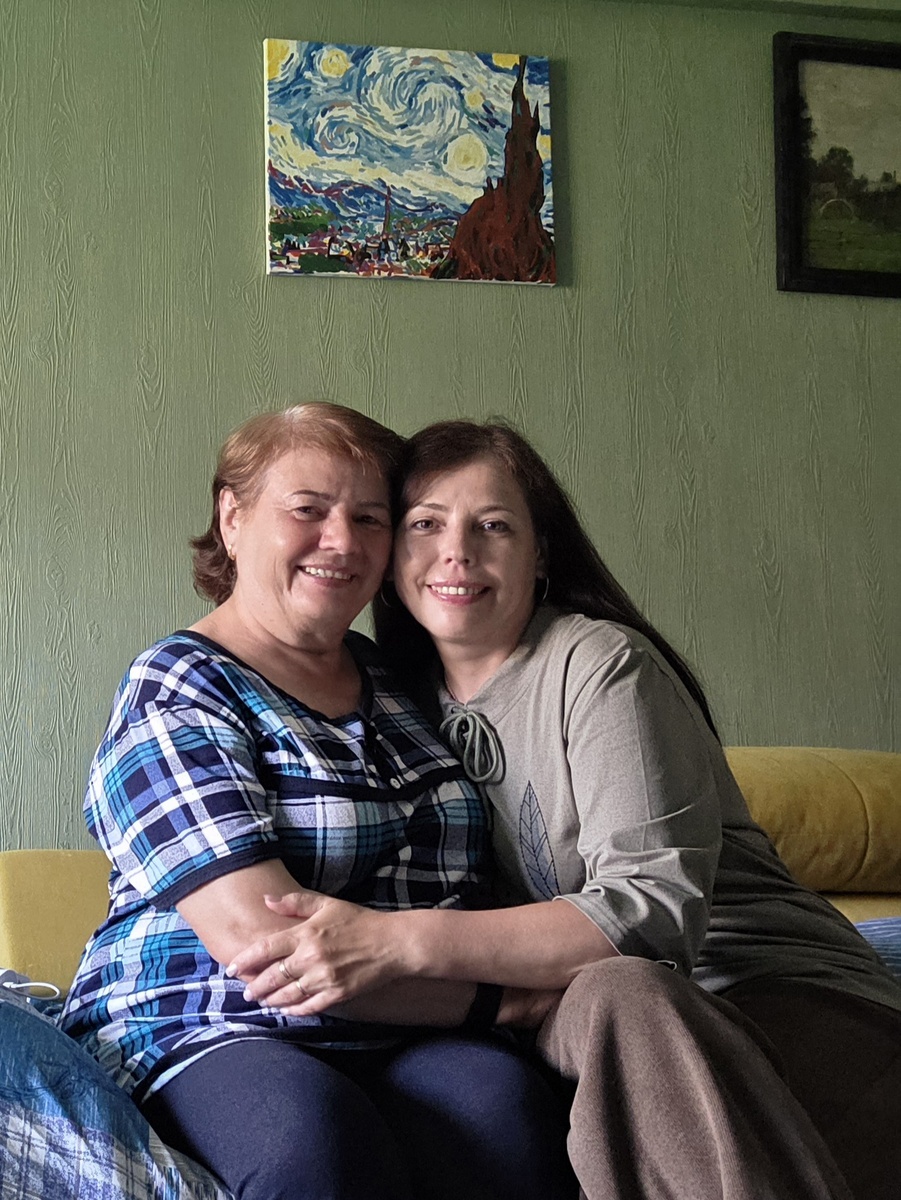 Всем большой привет от Шурочки. С ней тоже получилось встретиться только два раза. Первый - свозили с мужем её на кладбище ещё до моего отпуска и второй, когда я была в городе и заехала к ней на пару часиков 