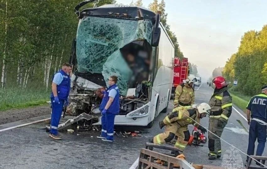 Один человек погиб и 11 пострадали в ДТП с вахтовым автобусом под Тюменью