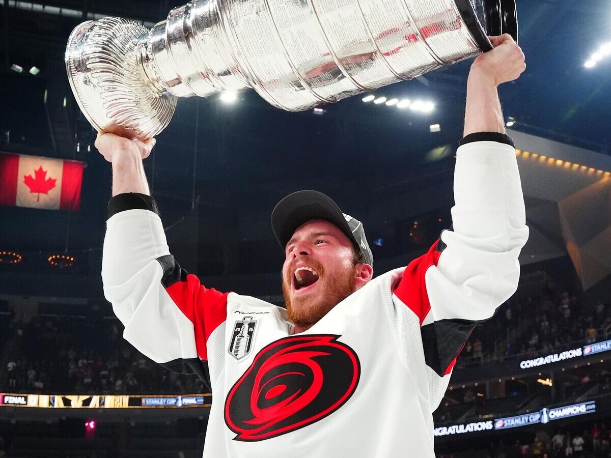    Хоккеист "Каролины Харрикейнз" Андрей Свечников | © Фото : x.com/nhl