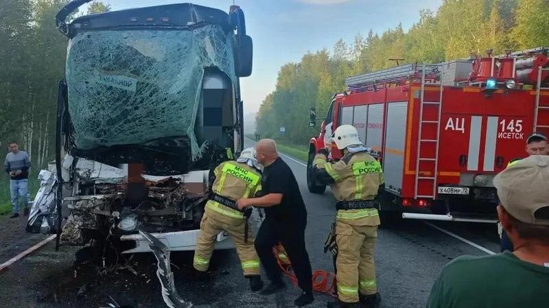    Автобус с вахтовиками, ехавшими в Сургут, попал в жуткое ДТП в Тюменской области