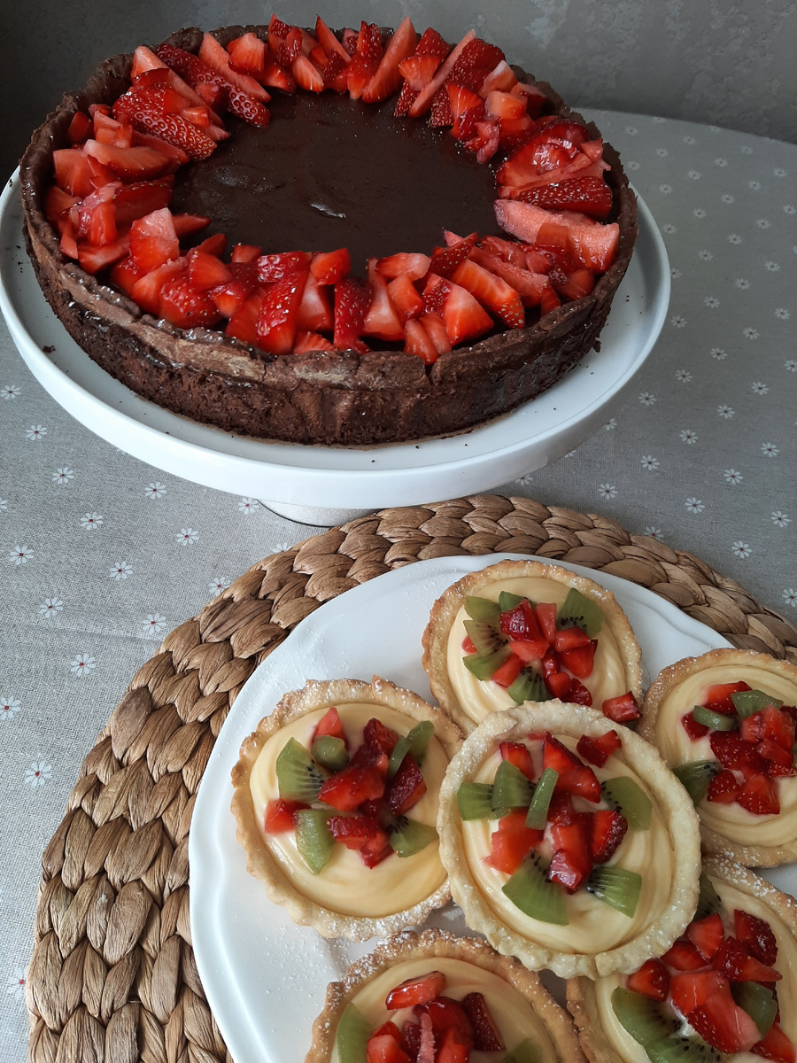Шоколадный пирог (тарт) с клубникой
