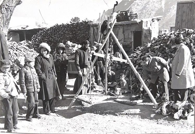 Советские специалисты приобретают дрова на рынке в Кабуле 1980-й год.
