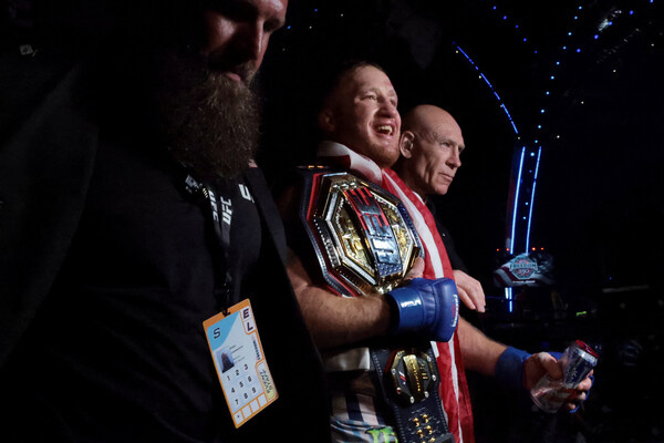 Джастин Гейджи с поясом чемпиона на турнире UFC в Белом доме / REUTERS/Jonathan Ernst   📷