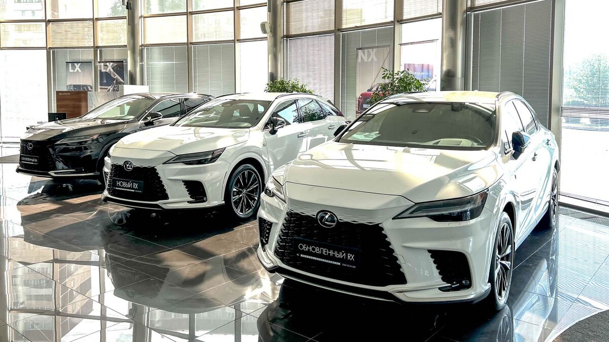    Lexus RX в автосалоне. Фото «Автоновости дня»