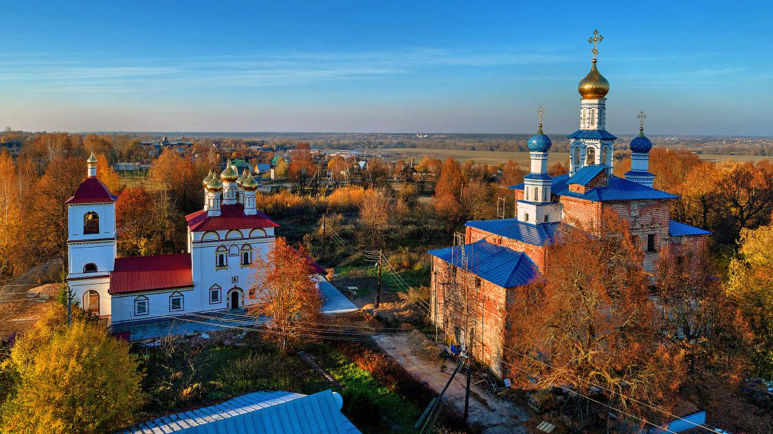 Эти два фотоснимка с видами обоих храмов с высоты птичьего полёта, я взял с сайта: Народный каталог православной архитектуры sobory.ru/Фотографы: Архиповы Маргарита и Владимир от 18 октября 2018 г.