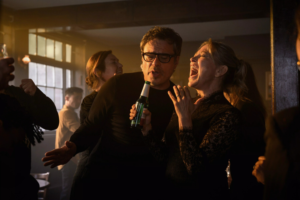 Кадр из мини-сериала "Элис и Стив / Alice and Steve" (источник: https://ru.kinorium.com/12165741/gallery/?photo=57337203) 