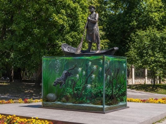 Памятник-аквариум «Муму и её Герасим».   
Изображение создано автором без участия нейросетей  📷
