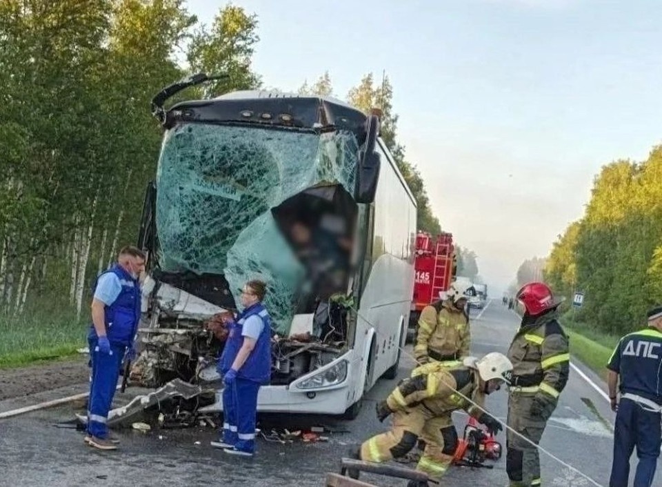   Авария в Тюменской области с участием автобуса произошла рано утром 15 июня. Фото: ГУ МЧС России по Тюменской области.
