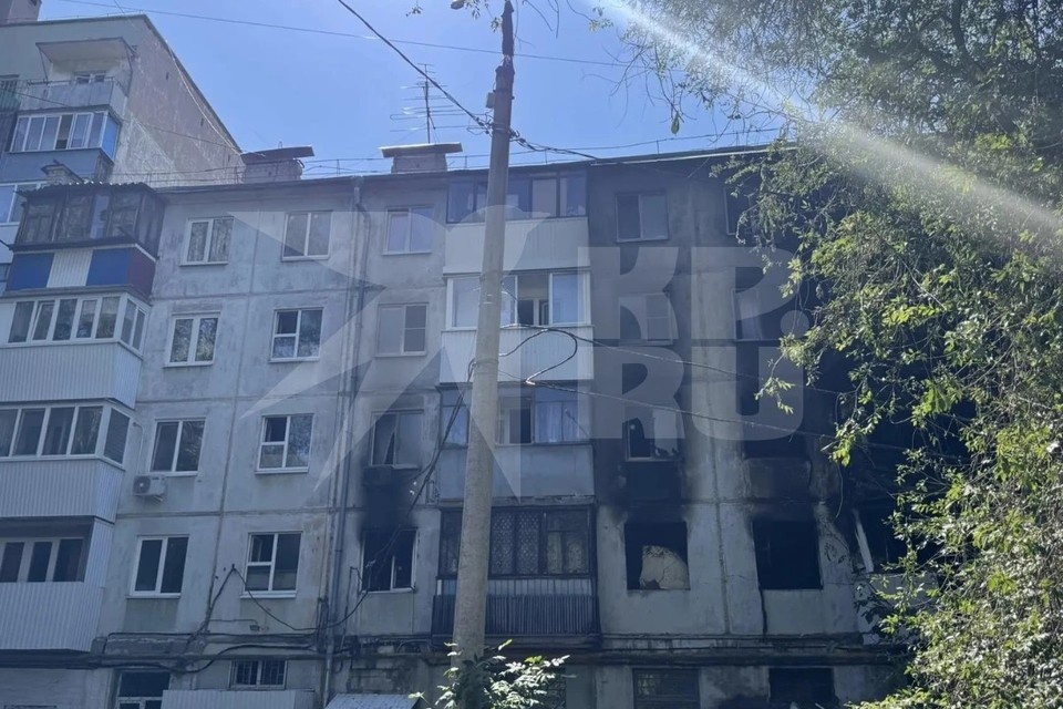    В доме выбиты окна, фасад обуглен. Анастасия СЕМДЯНОВА