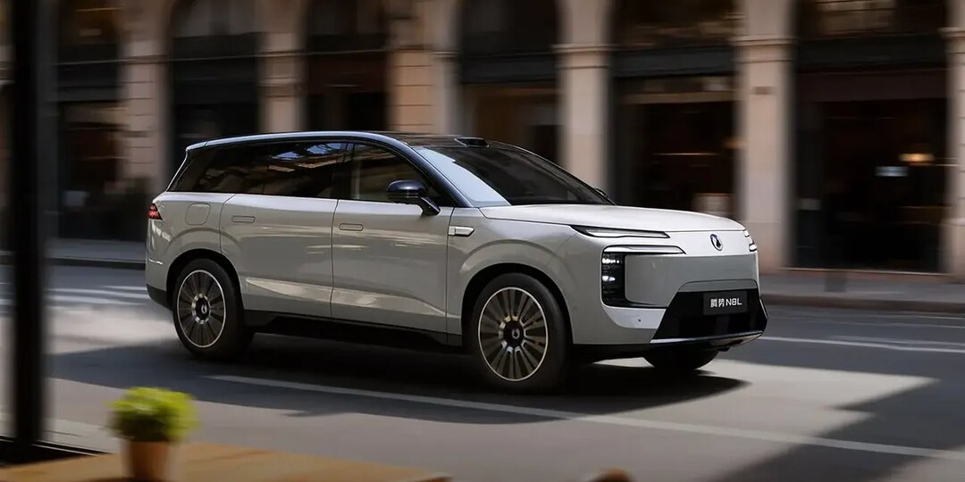 Обновленный гибридный кроссовер BYD Denza N8L выйдет в продажу в Китае 23 июня