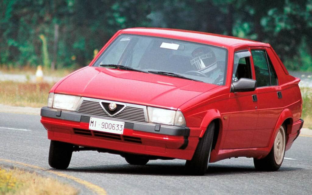 Alfa Romeo 75 - один из самых ярких автомобилей 1980-х. Под его угловатым кузовом скрывалось весьма совершенное шасси с торсионной передней подвеской и трансмиссией, реализованной по схеме Transaxle