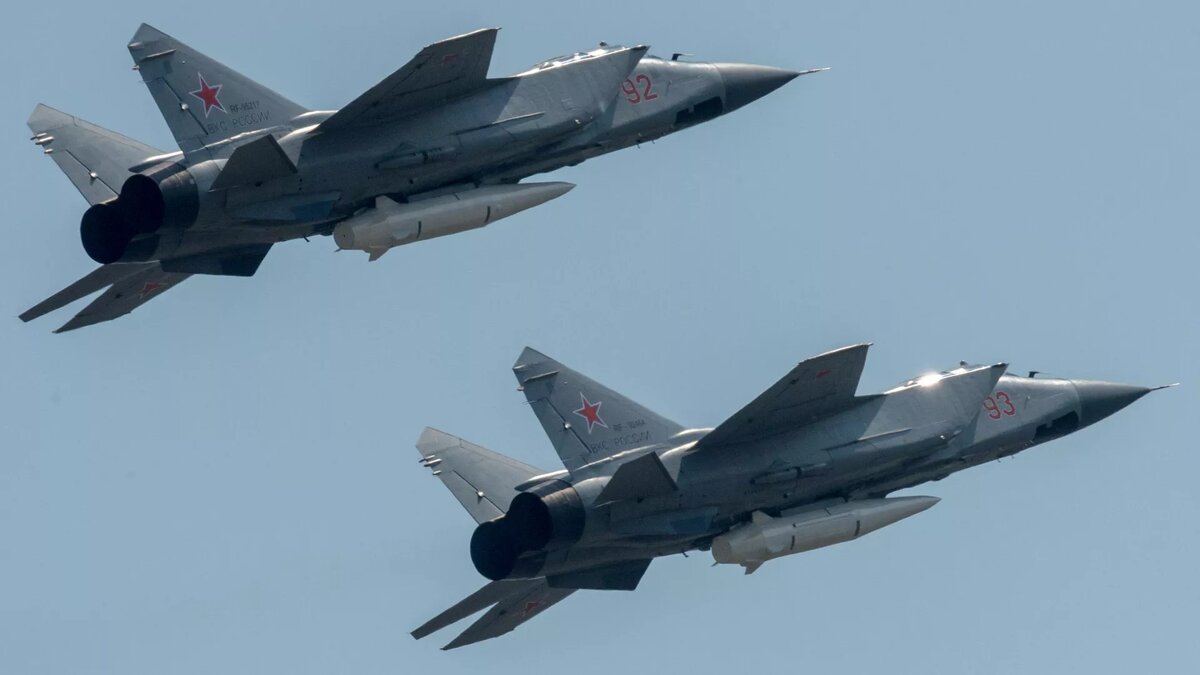 Многоцелевые истребители МиГ-31 с гиперзвуковыми ракетами "Кинжал"
© Sputnik / Владимир Сергеев /