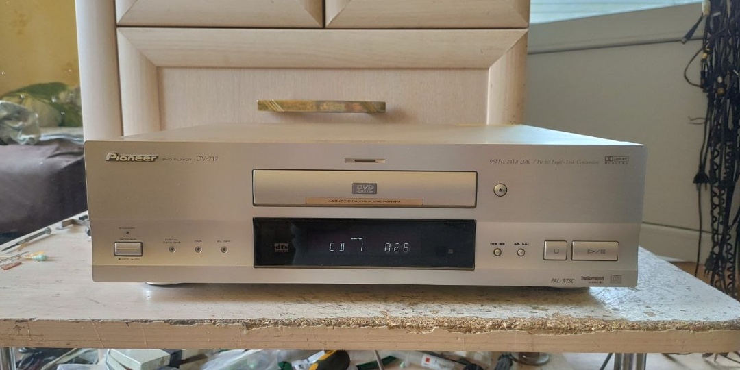 Pioneer DV-717.Пионерка, дивидюк из прошлого века, да это 1998-ой год, вот примерно так тогда и выглядели DVD плеера, солидные, увесистые и