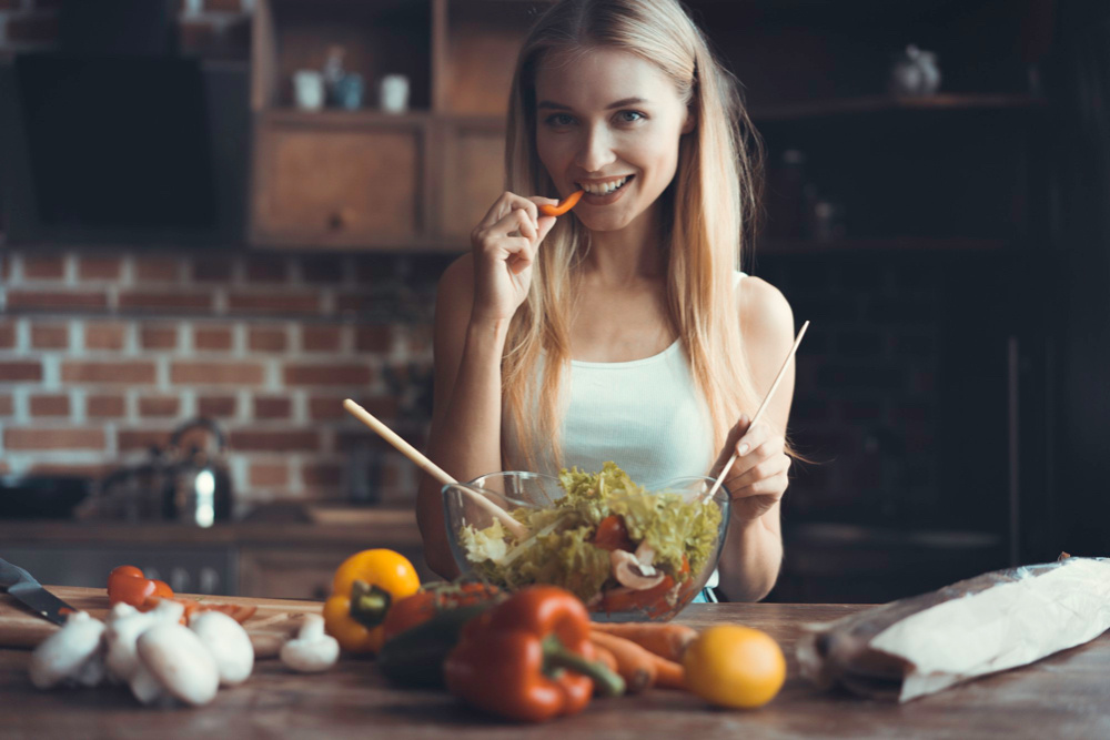 источник: https://www.magnific.com/premium-photo/young-woman-cooking-healthy-food-vegetable-salad-diet-dieting-concept-healthy-lifestyle-cooking-home-prepare-food_12960626.htm