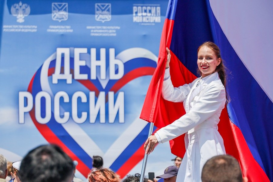 Женщина во время празднования Дня Росси - Фото: Юрий Смитюк/ТАСС