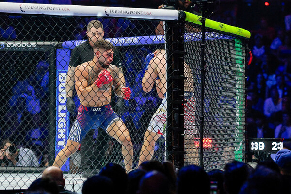 Джастин Гейджи и Илия Топурия на турнире UFC 250 в Белом доме / REUTERS/Evan Vucci   📷