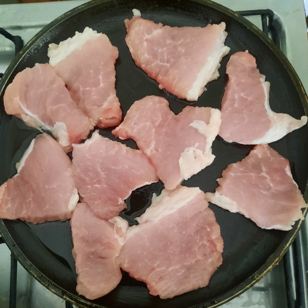 Мясо режим пластинами. Кладём на разогретую сковороду. Фото автора 