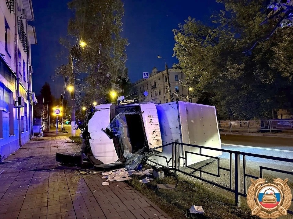    Грузовой автомобиль после опрокидывания получил значительные механические повреждения. Фото: Госавтоинспекция Тверской области.