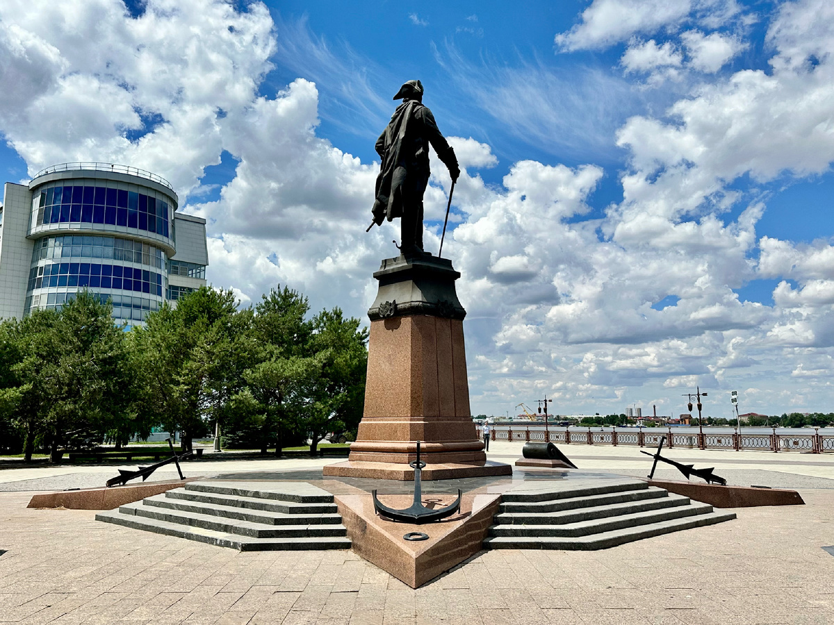 Памятник Петру Великому на набережной. 