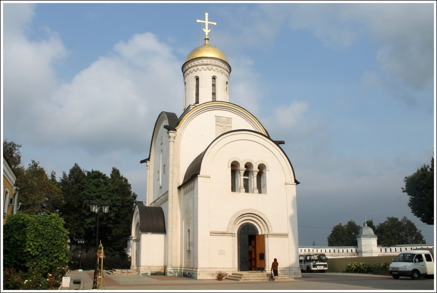Новый собор Богородице-Рождественского монастыря, построенный в 2004 году на месте снесённого в 1930 памятника архитектуры XIII-XIX веков.
