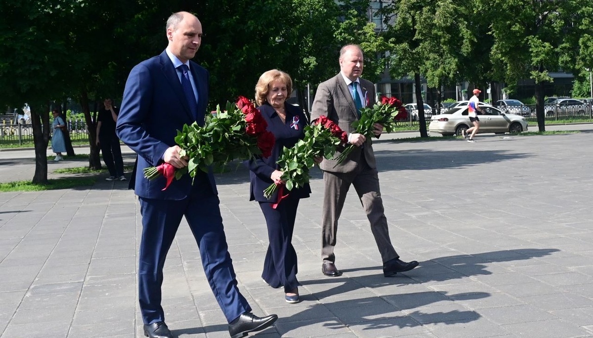 Фото из интернета - власть вспоминает и чествует Ельцина с цветами и без народа