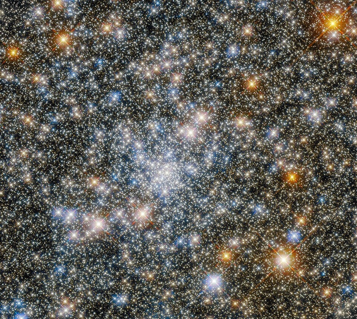    NGC 6540 представляет собой шаровое звездное скопление в южном созвездии Стрельца, расположенное примерно в 4,66° от центра Галактики. Оно было открыто астрономом Вильгельмом Гершелем 24 мая 1784 года с помощью 18,7-дюймового зеркального телескопа. Видимая звездная величина составляет 9,3, а угловой диаметр - около 9,5 угловых минут. Скопление расположено на расстоянии 12 тысяч световых лет (3,7 кпк) от Солнца и 14 тысяч световых лет (4,4 кпк) от центра Галактики. Первоначально считалось, что это рассеянное скопление, прежде чем его определили как шаровое. Скопление включает в себя пекулярный источник рентгеновского излучения неопределенного типа.