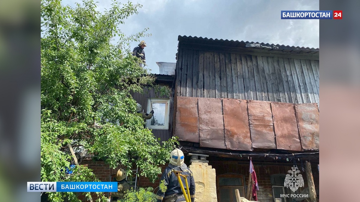    При пожаре в частном доме в Уфе спасли шесть человек