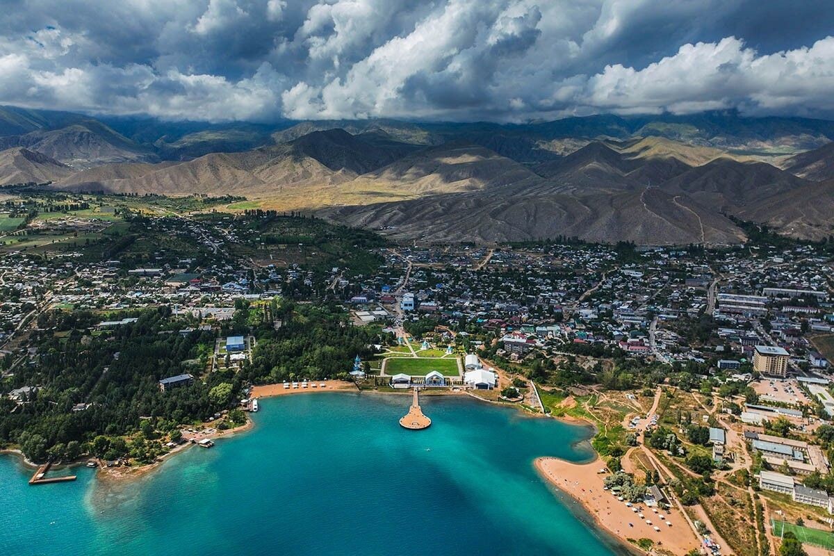 Чолпон-Ата — город-курорт на берегу Иссык-Куля. Источник: Collab Media / Shutterstock / FOTODOM📷
