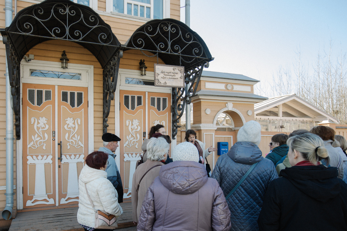 Экскурсия у дома с лилиями
Фото: Анна Шулятьева для ТД
