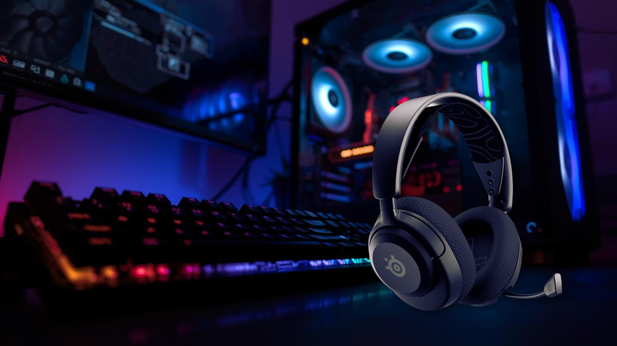 Беспроводная игровая гарнитура SteelSeries Arctis Nova 5 Wireless  рядом с клавиатурой и игровым ПК