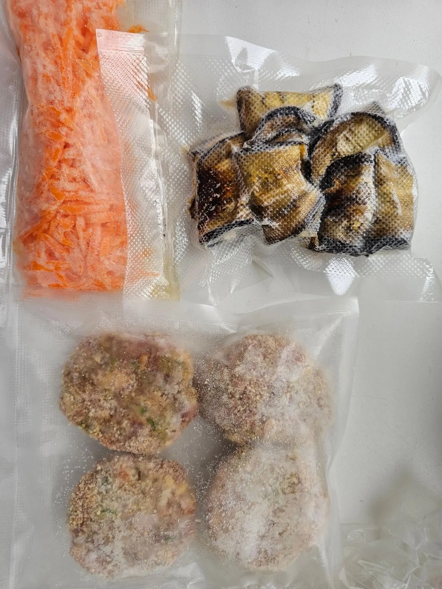 Вакуумирую теперь все без остановки- и остатки моркови, и баклажаны,  и котлеты. 