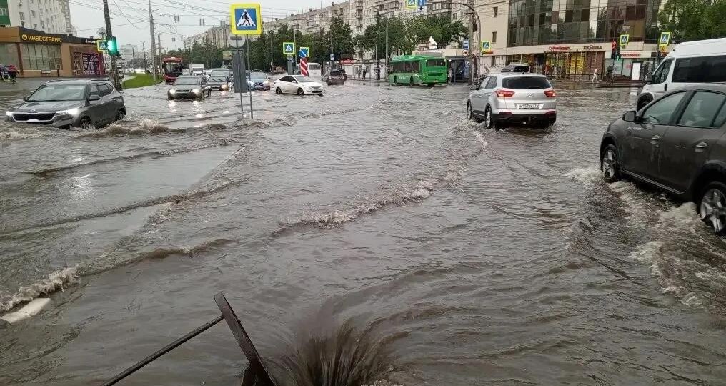 Семь бригад устраняют последствия обильного дождя в Челябинске
