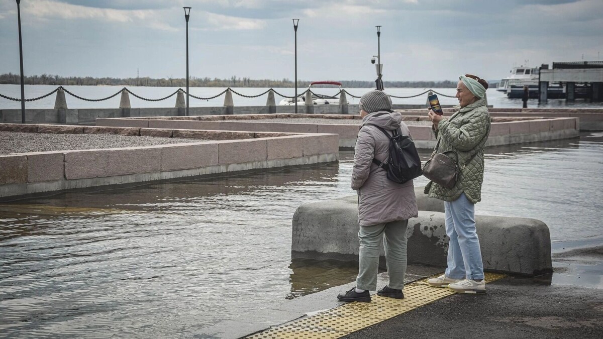   На пике паводка вода почти полностью затопила ступени Центральной набережной Волгограда   novostivolgograda.ru