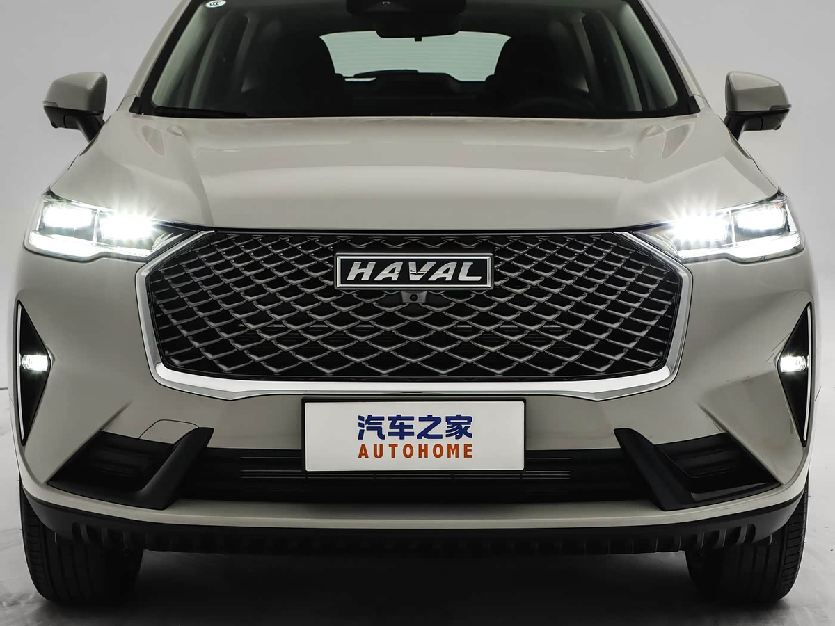 Передняя часть нового кроссовера Haval H6 Classic Edition и работа светодиодной оптики